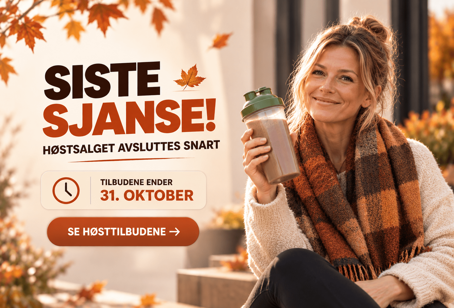 Smilende kvinne holder en shaker med sjokoladeshake under høstsalget.
