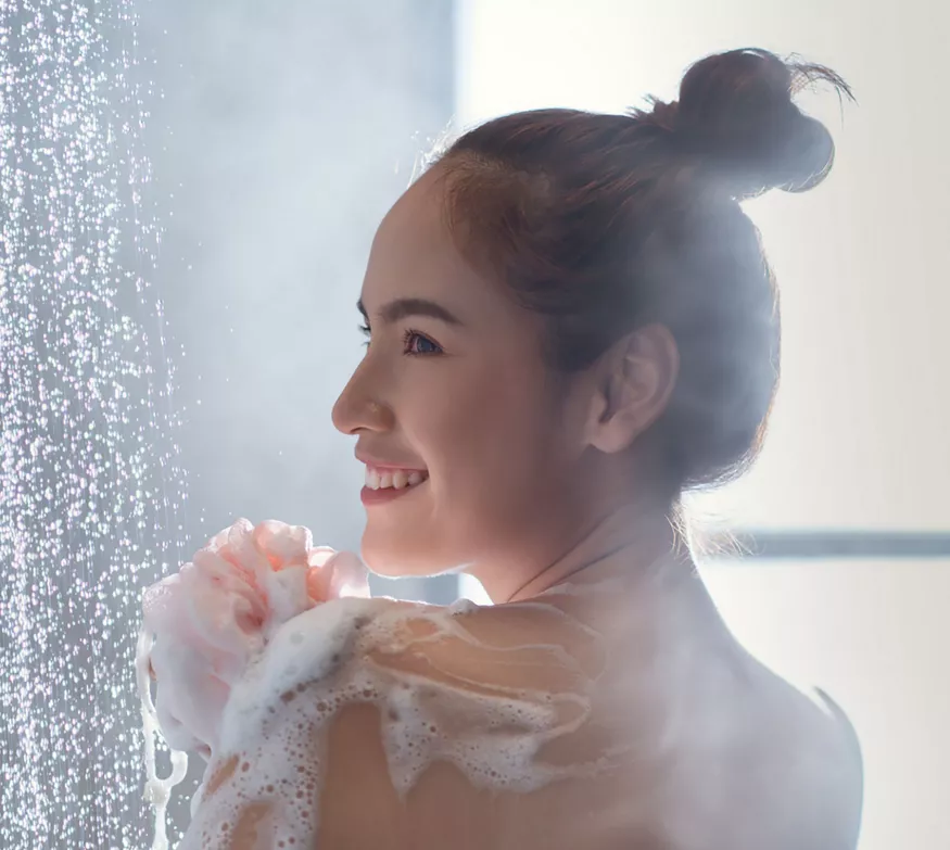 Kvinne dusjer med Herbal Aloe Hand & Body Wash