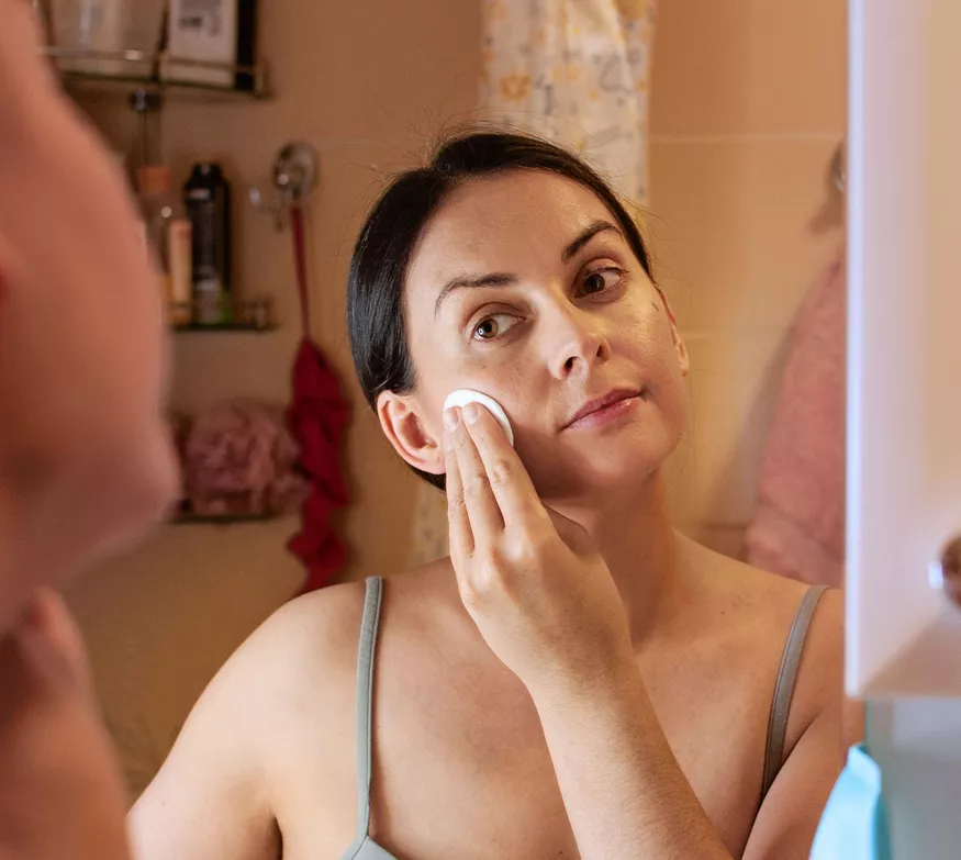 Kvinne bruker Herbalife toner i ansiktet