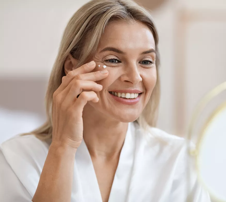 Kvinne påfører øyekrem