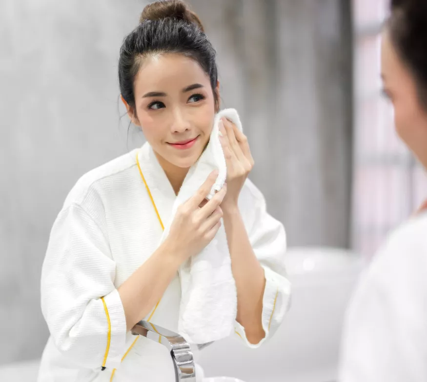 Kvinne renser ansiktet med Polishing Citrus Cleanser