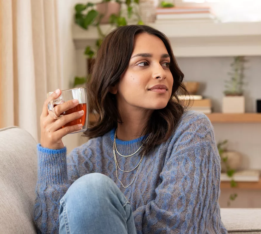 Kvinne holder kopp med Herbalife Instant Urtete