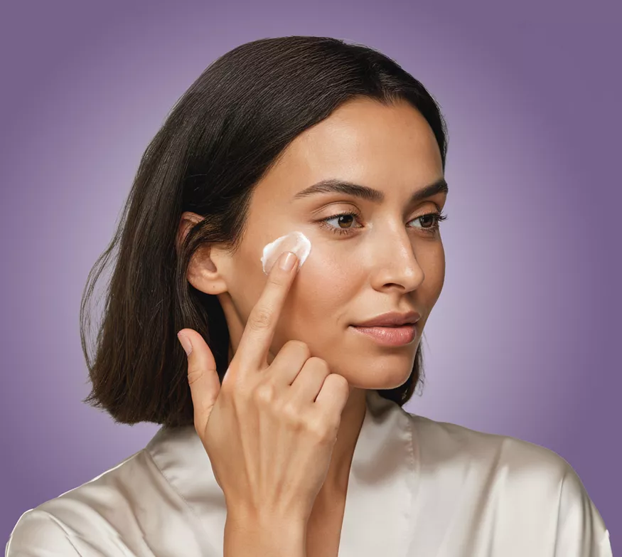 Kvinne som påfører Revitalising Night Cream i ansiktet for fukt og hudpleie