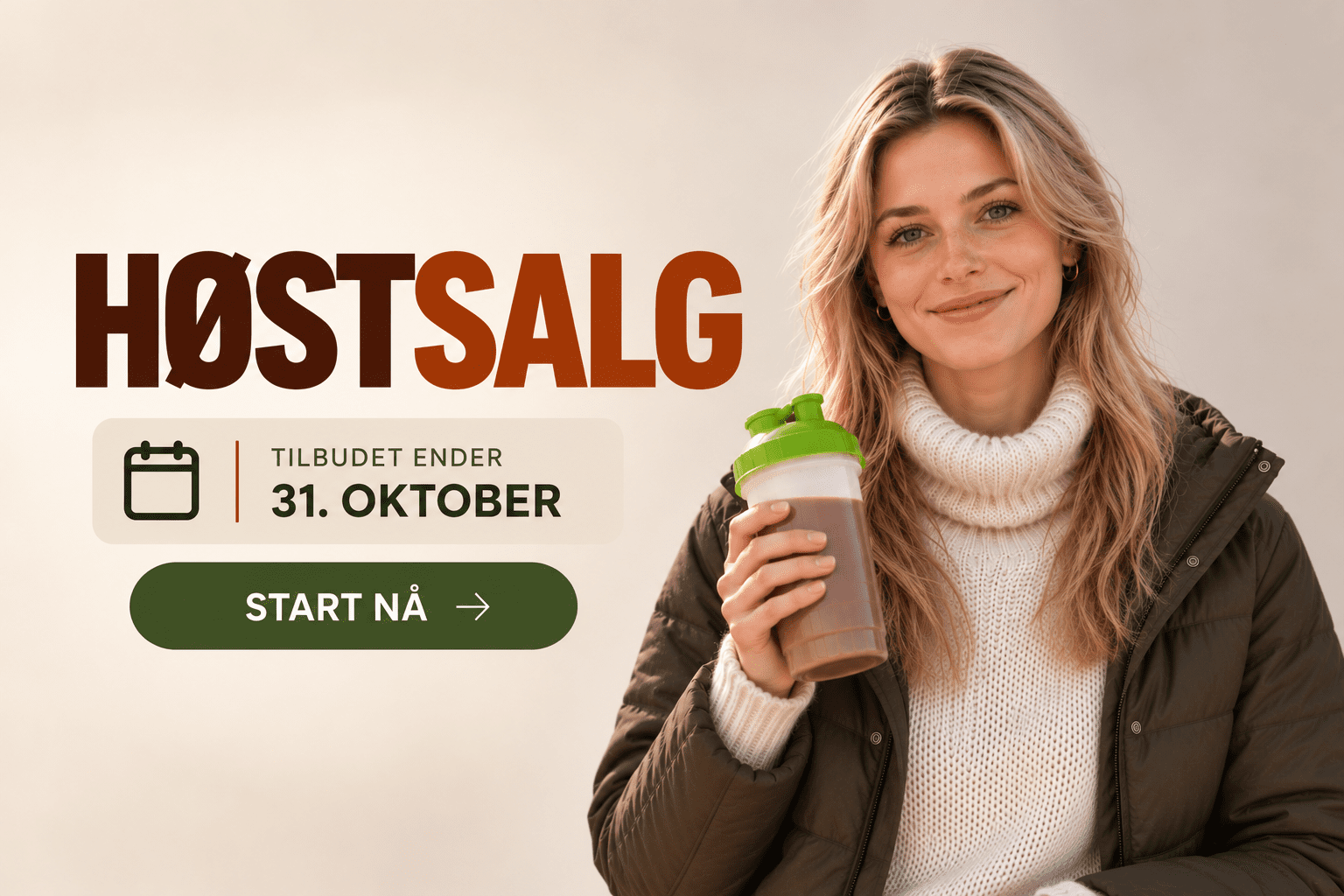 Smilende kvinne holder en shaker med sjokoladeshake under høstsalget.