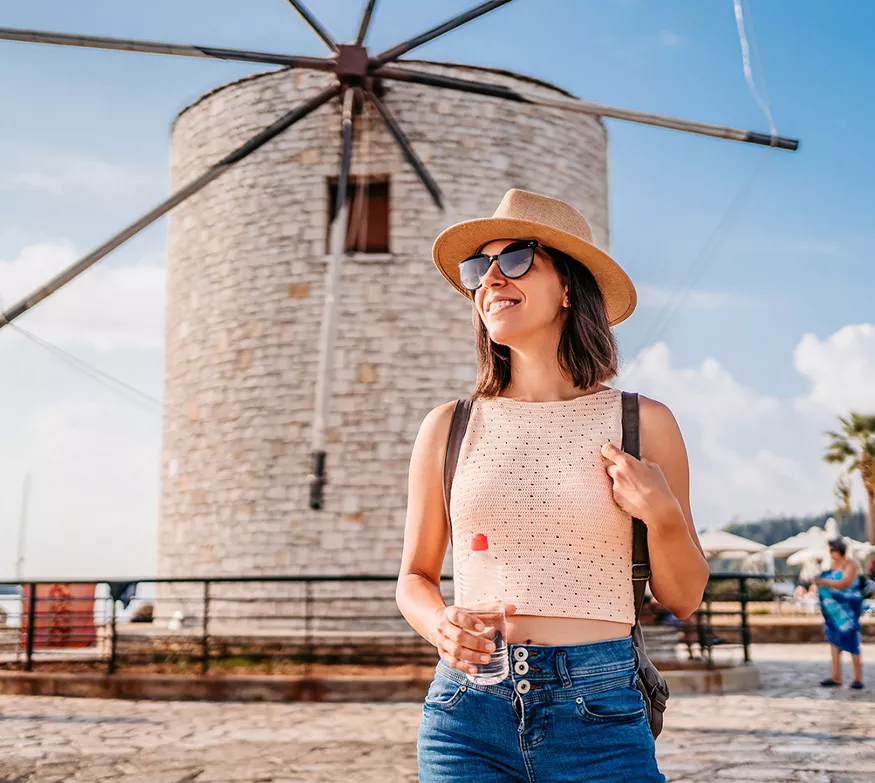 Kvinne på strandtur med Herbalife SPF 30 fuktighetskrempdp