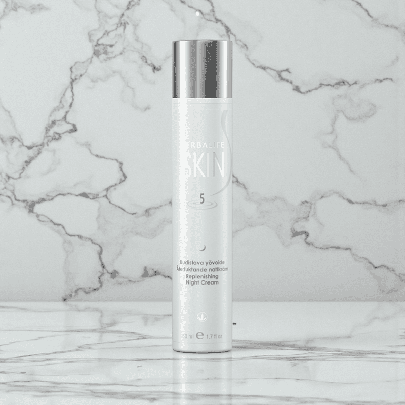Rik nattkrem som gir huden langvarig fuktighet gjennom natten.