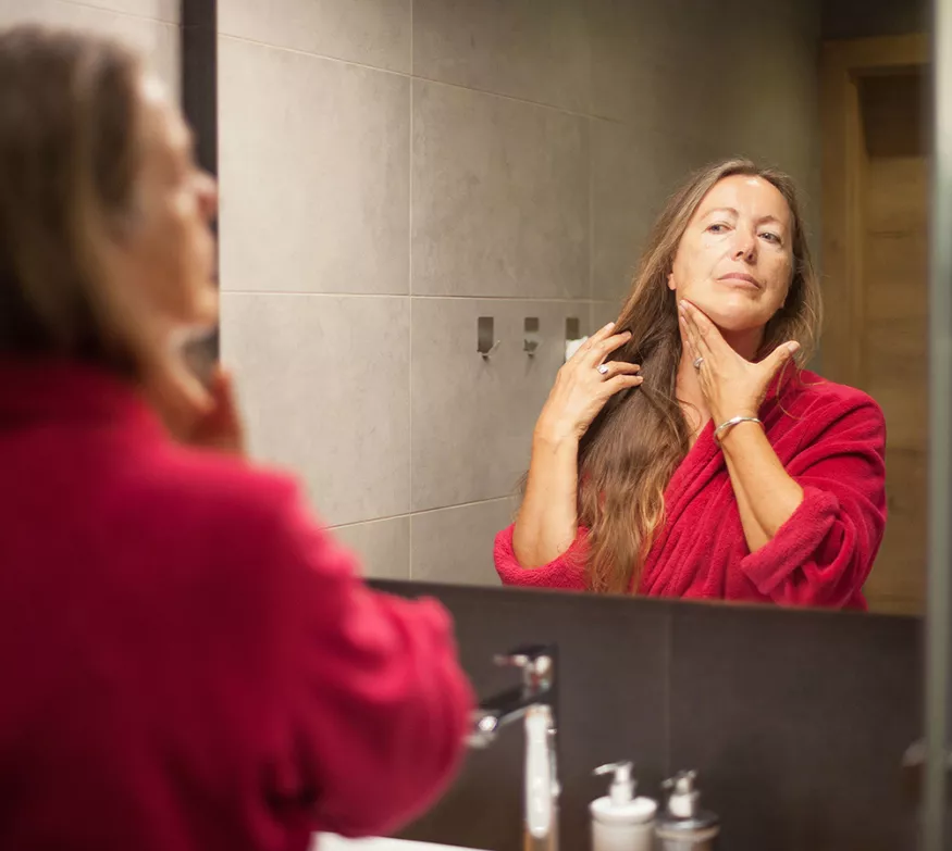 Kvinne påfører nattkrem