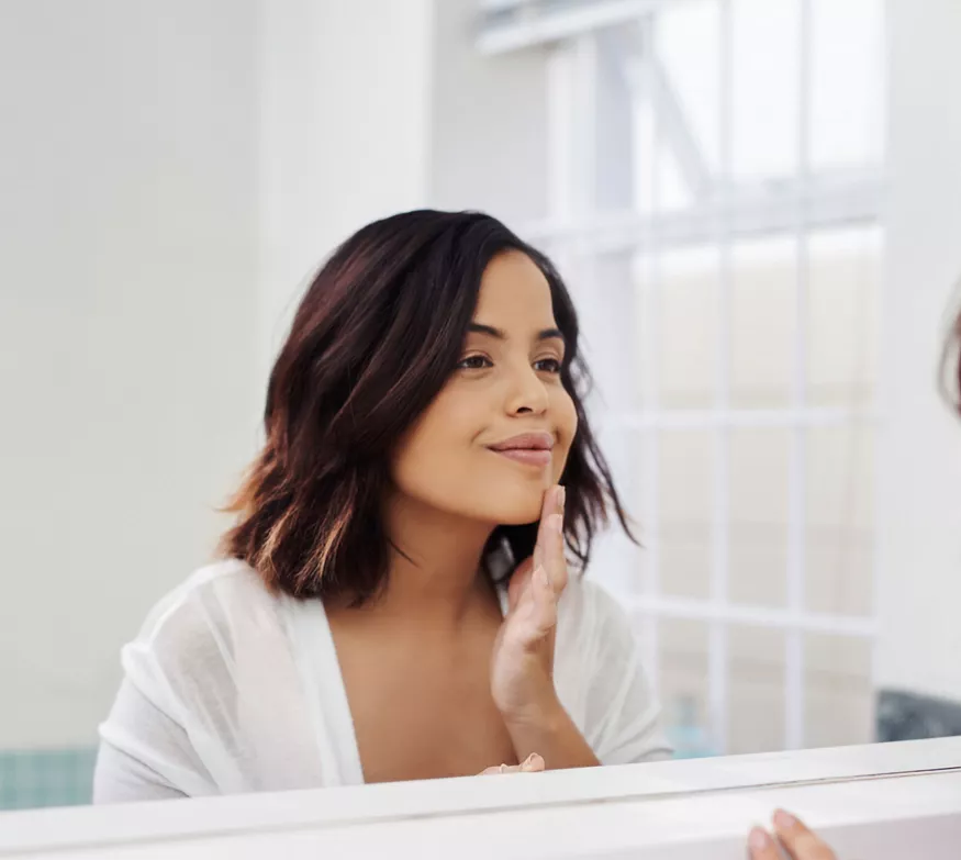 Kvinne ser på huden etter skrubb