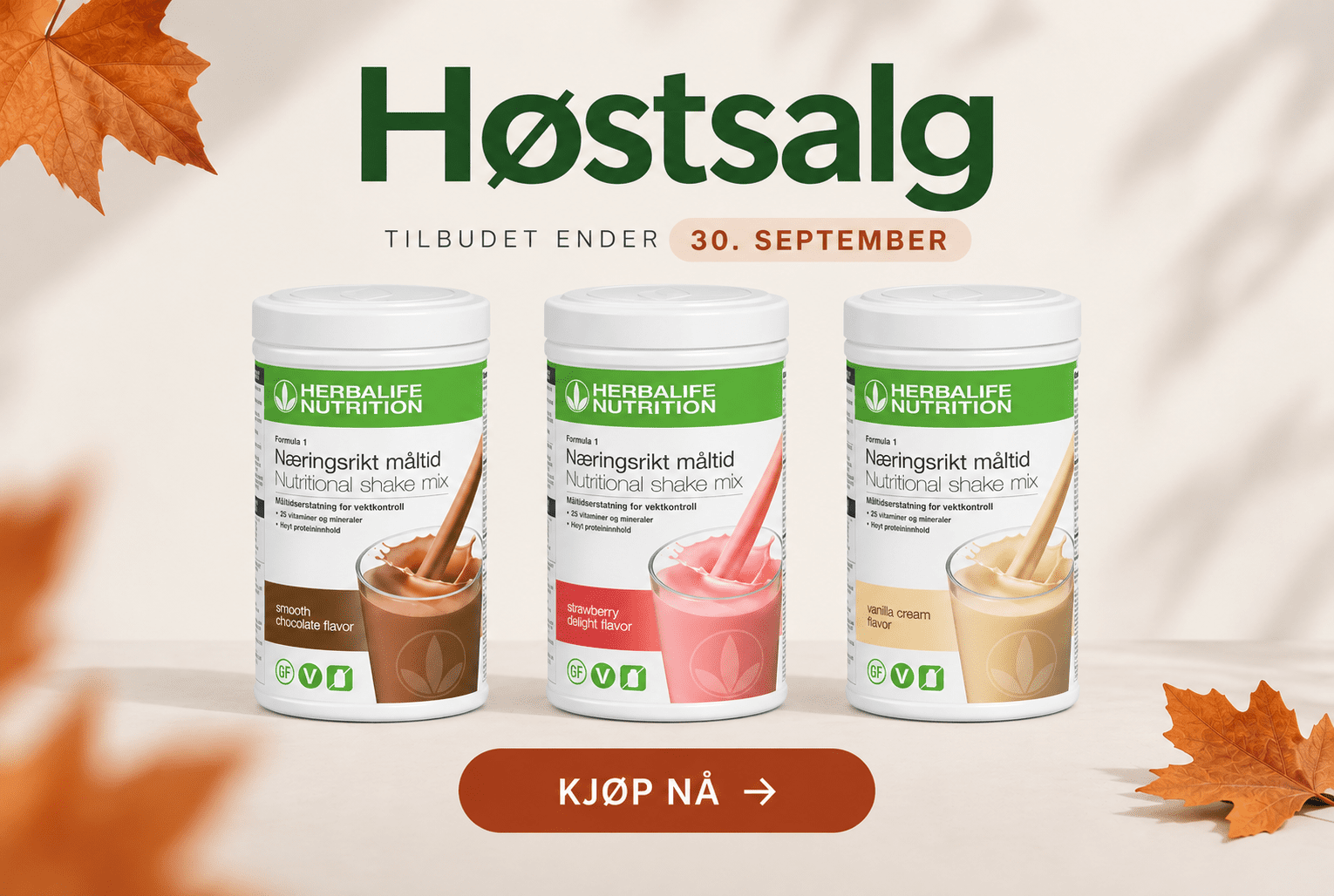 Smilende kvinne holder en shaker med sjokoladeshake under August-salget